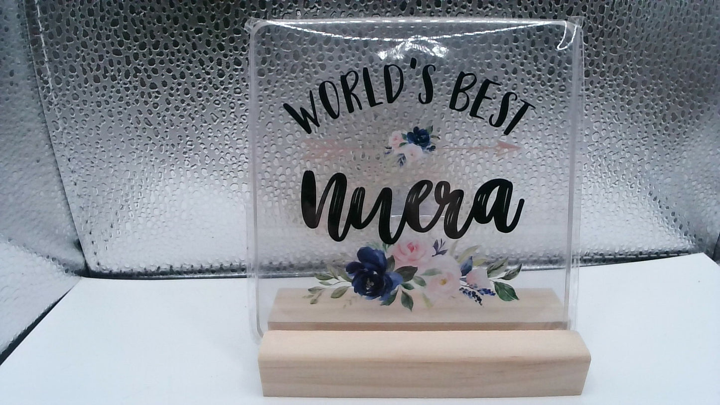 “World’s Best Nuera” Sign with Flowers and Wooden Base